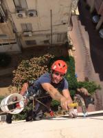 תיקון אינסטלציה בסנפלינג בתלייה מגג בניין - בוצע על-ידי חברת "א.א. אברהם שרותי אינסטלציה"